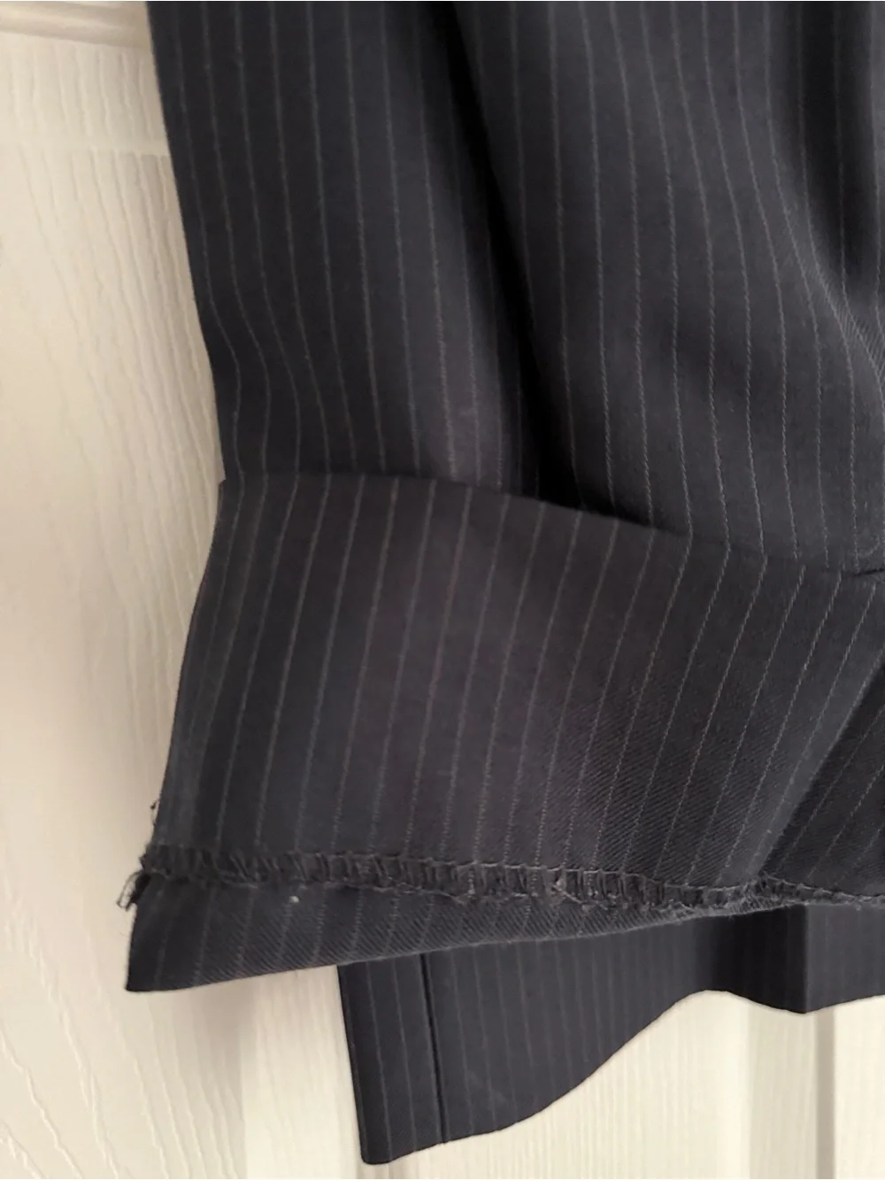 Tommy Hilfiger 100% Wool Navy Pinstripe Suit 42R 34x30 Men’s Two Piece